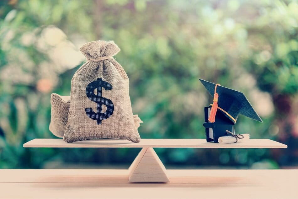 Evaluación del costo de la educación superior para estudiantes de último año de secundaria