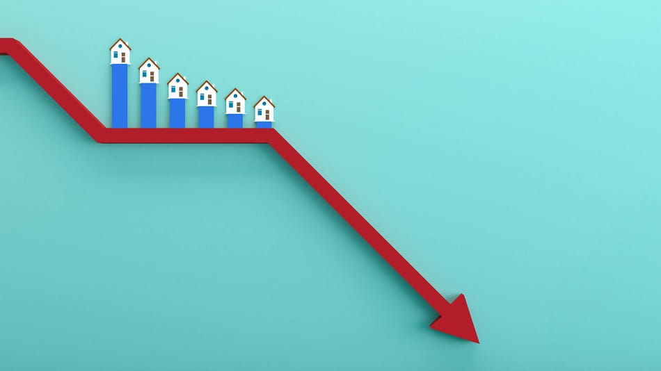 A graph showing the declining amount of homes for sale on the market