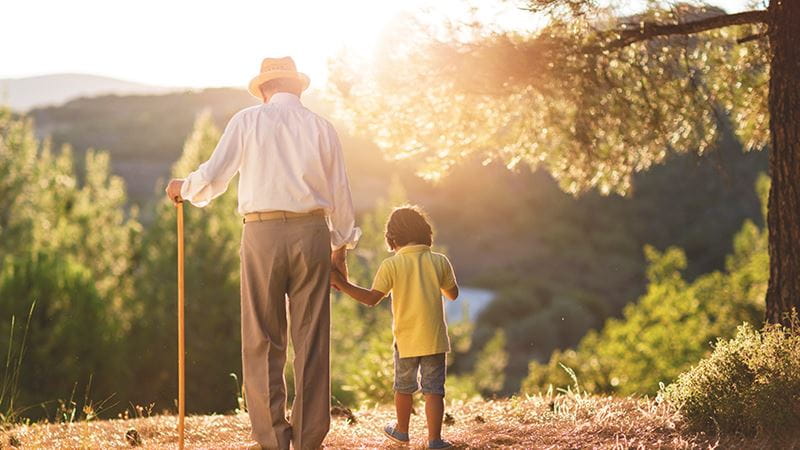 Abuelo caminando con su nieto