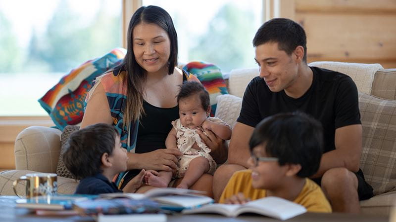 Familia nativa estadounidense conversando sobre la compra de una nueva casa