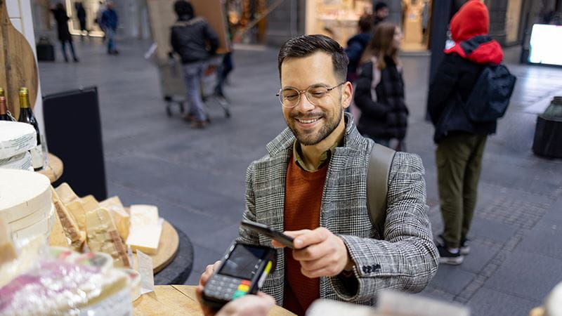 Comprador usando una tarjeta de crédito para realizar una compra