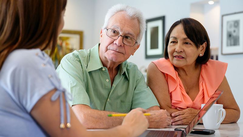 Una pareja mayor revisando su plan de Medicare con un asesor