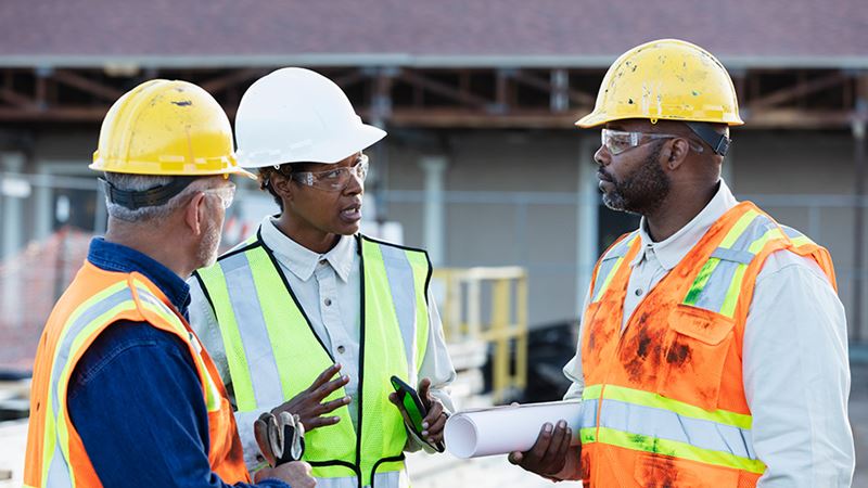 Trabajadores de la construcción discuten recorte de tasas de la Reserva Federal