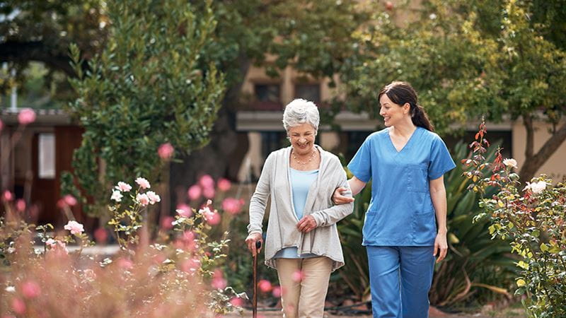 Trabajador de la salud y mujer caminando