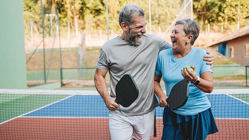 Pareja mayor jugando pickleball