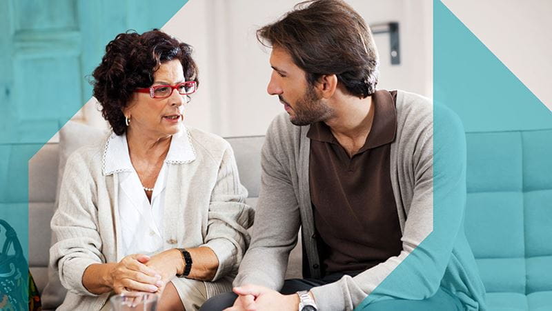 Un hombre adulto conversando con su madre.