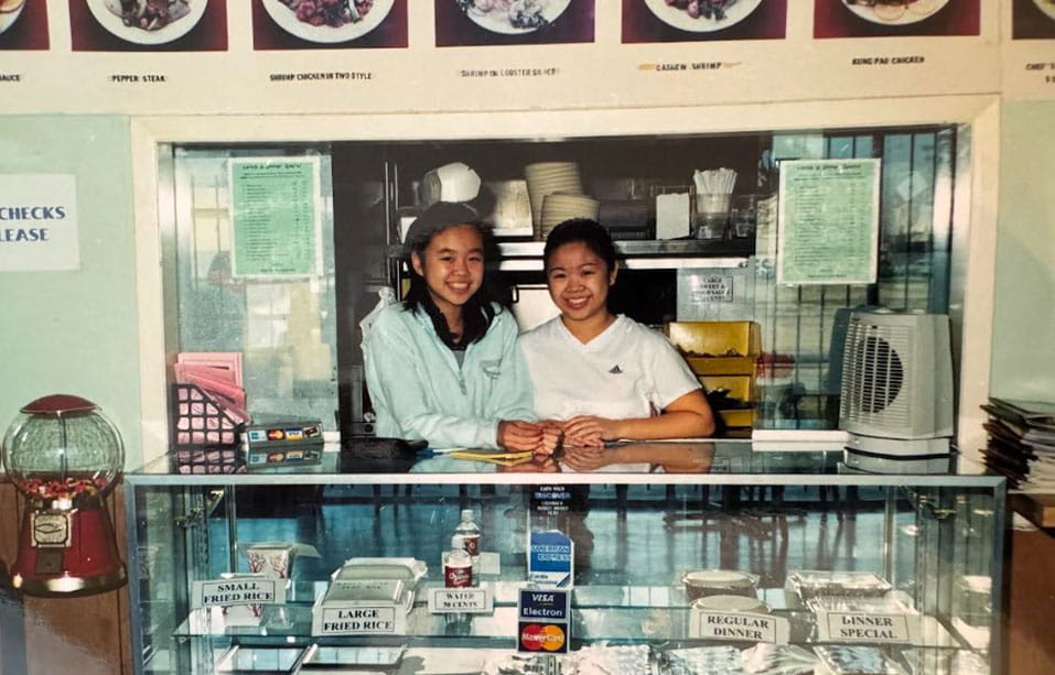 Fenny y Hanna Jie trabajaron en el restaurante de su familia mientras asistían a la escuela secundaria.